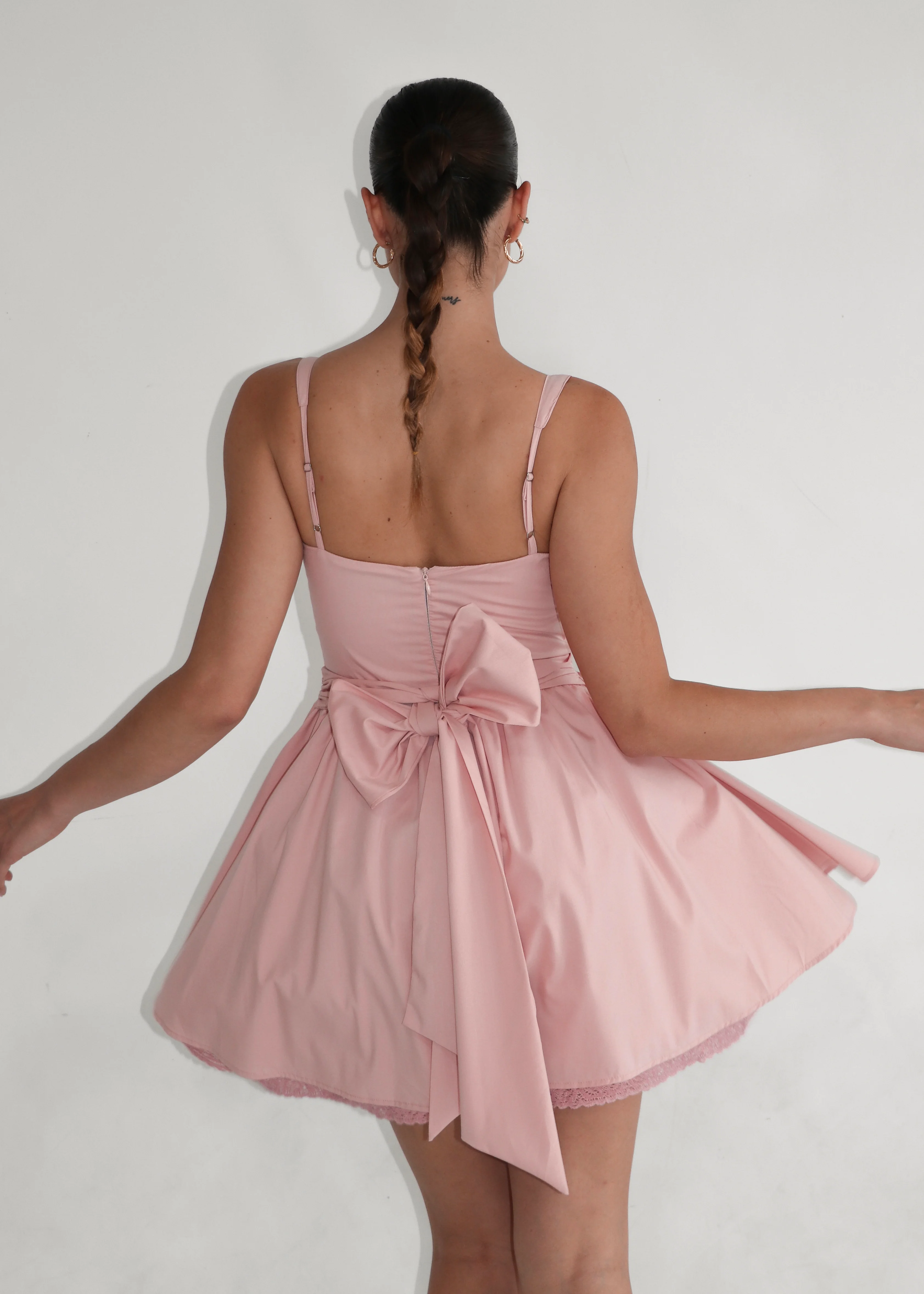 PETAL -vestito rosa corto e fasce laterali per dettaglio fiocco posteriore
