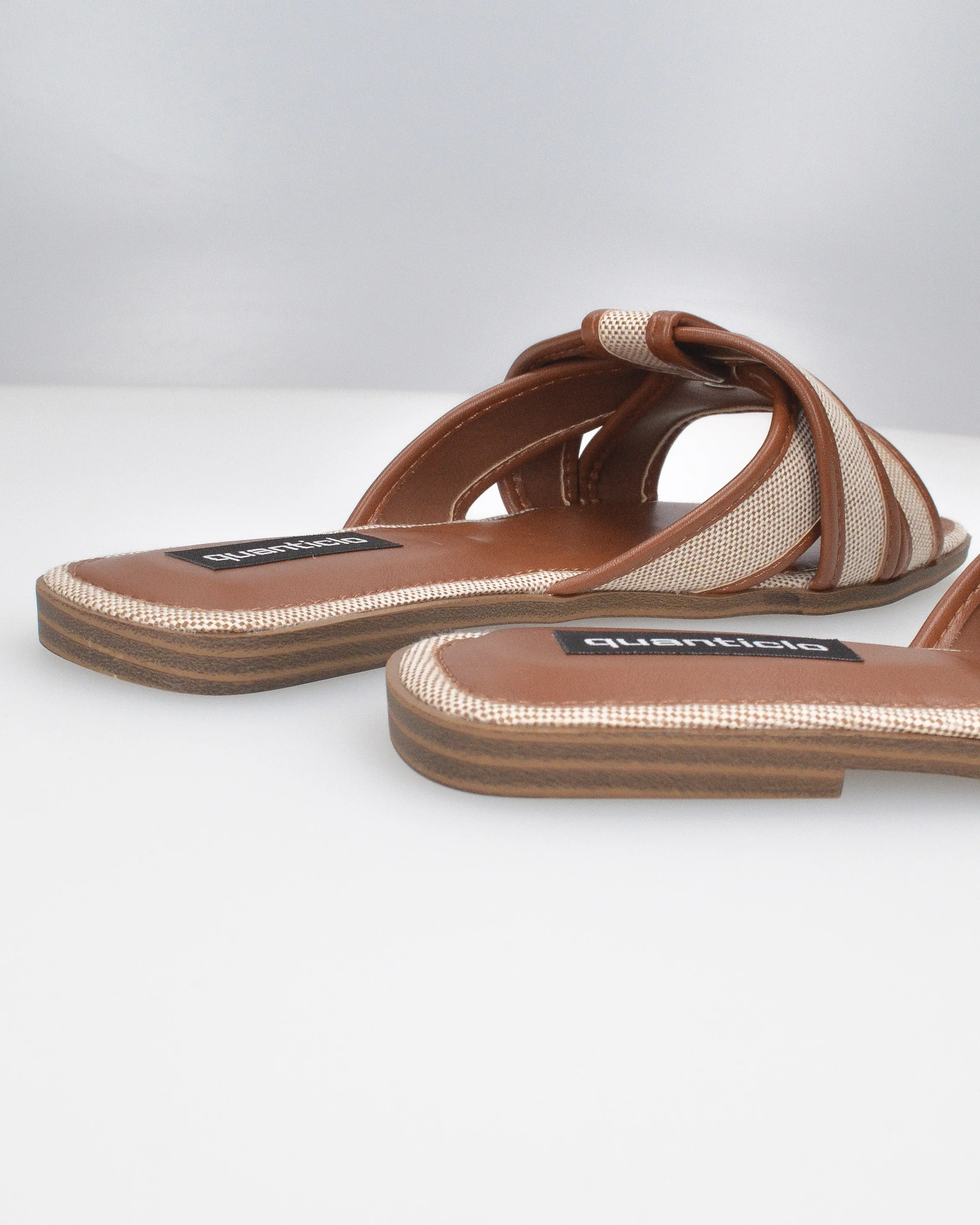 BELLA - ciabattine in ecopelle liscia con fasce in tessuto beige - Image 5