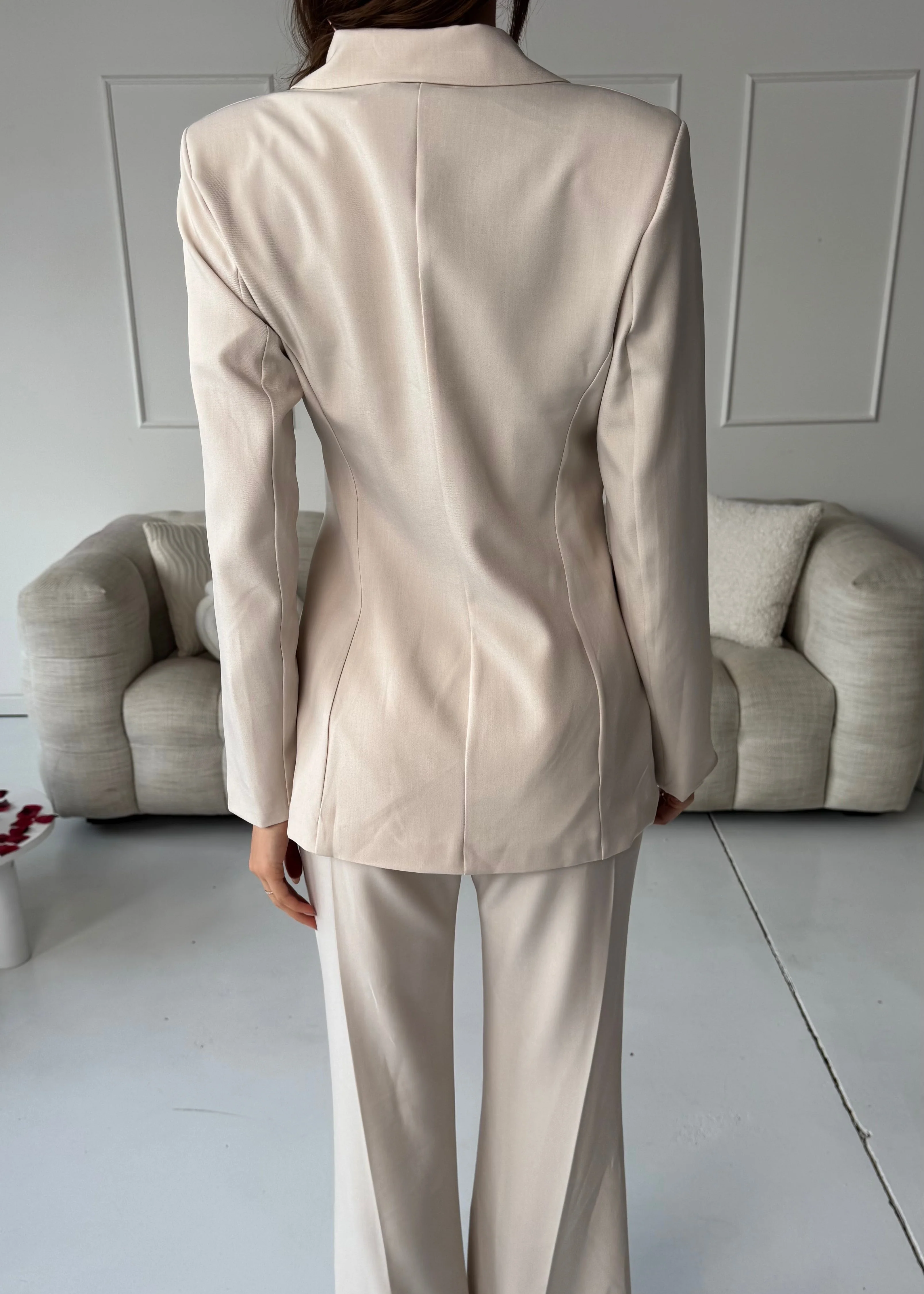 DAVA - set giacca pantaloni tailleur beige con chiusura laterale decorativa oro - Image 2